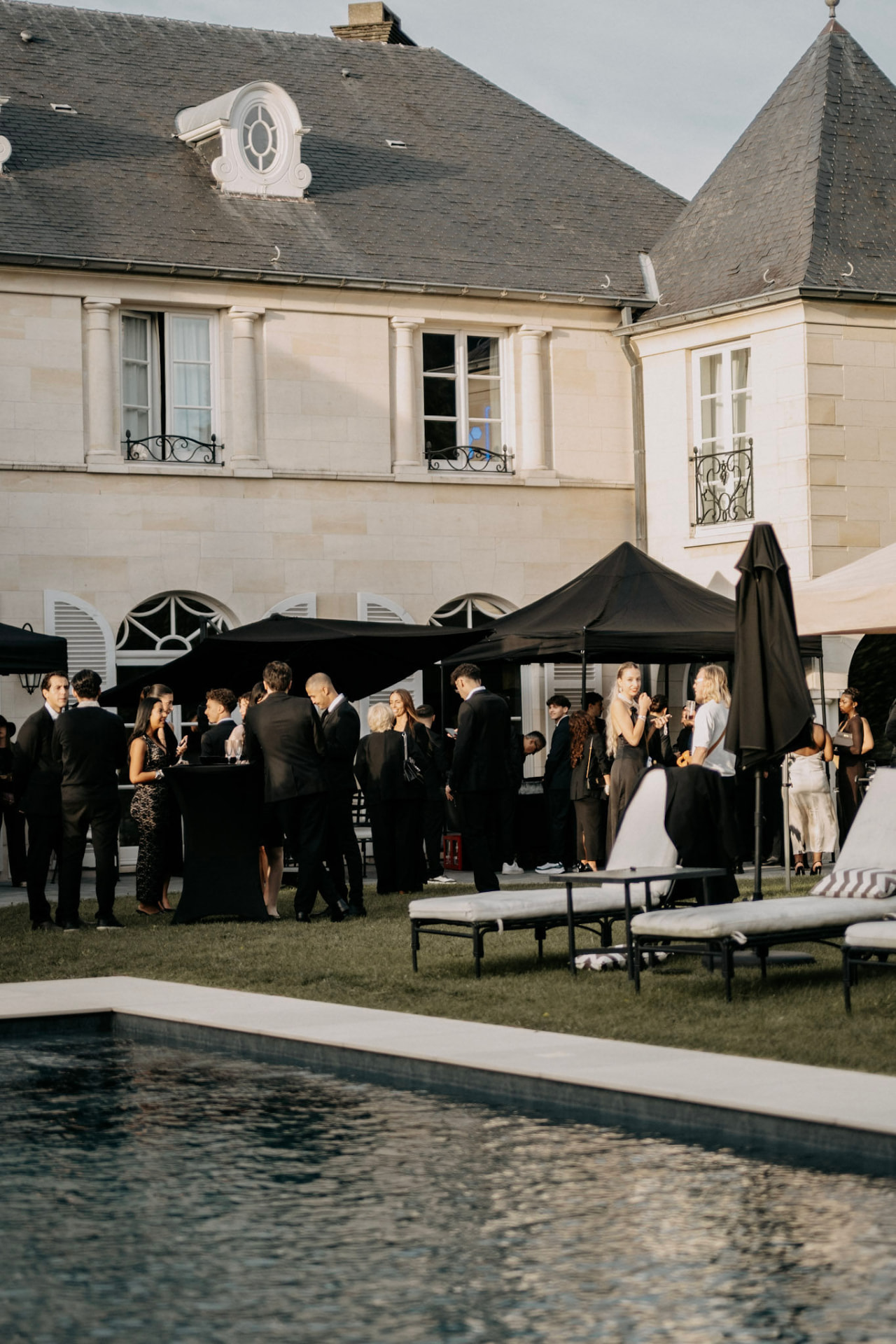 Réception privée au bord de la piscine d’une demeure en pierre